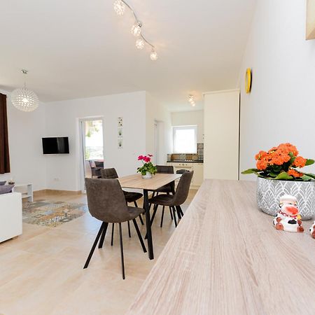 Apartments Amfora - Cozy And Modern Apartments For Up To 15 People, 100M From The Sea And Beach Стара-Новаля Экстерьер фото