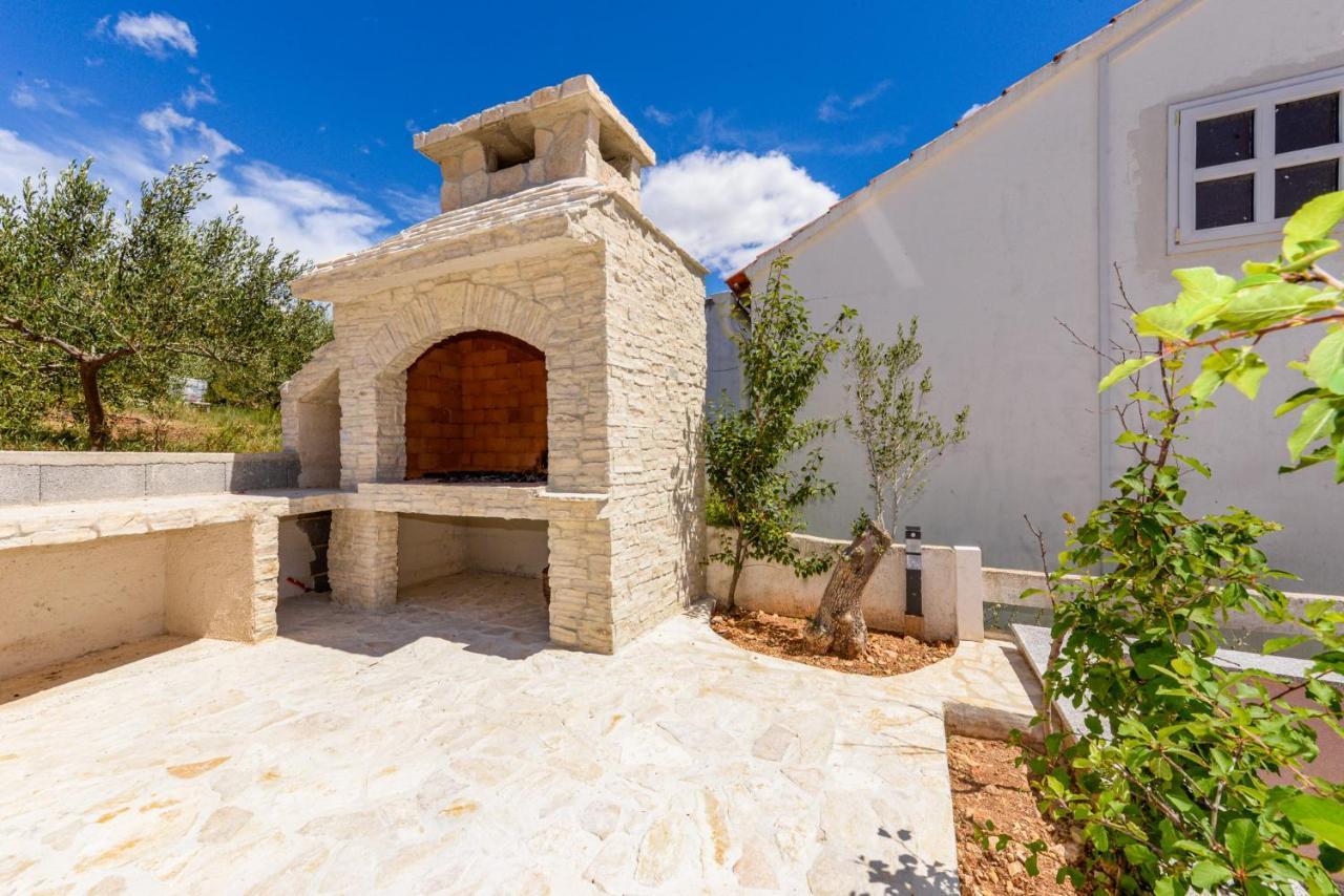 Apartments Amfora - Cozy And Modern Apartments For Up To 15 People, 100M From The Sea And Beach Стара-Новаля Экстерьер фото