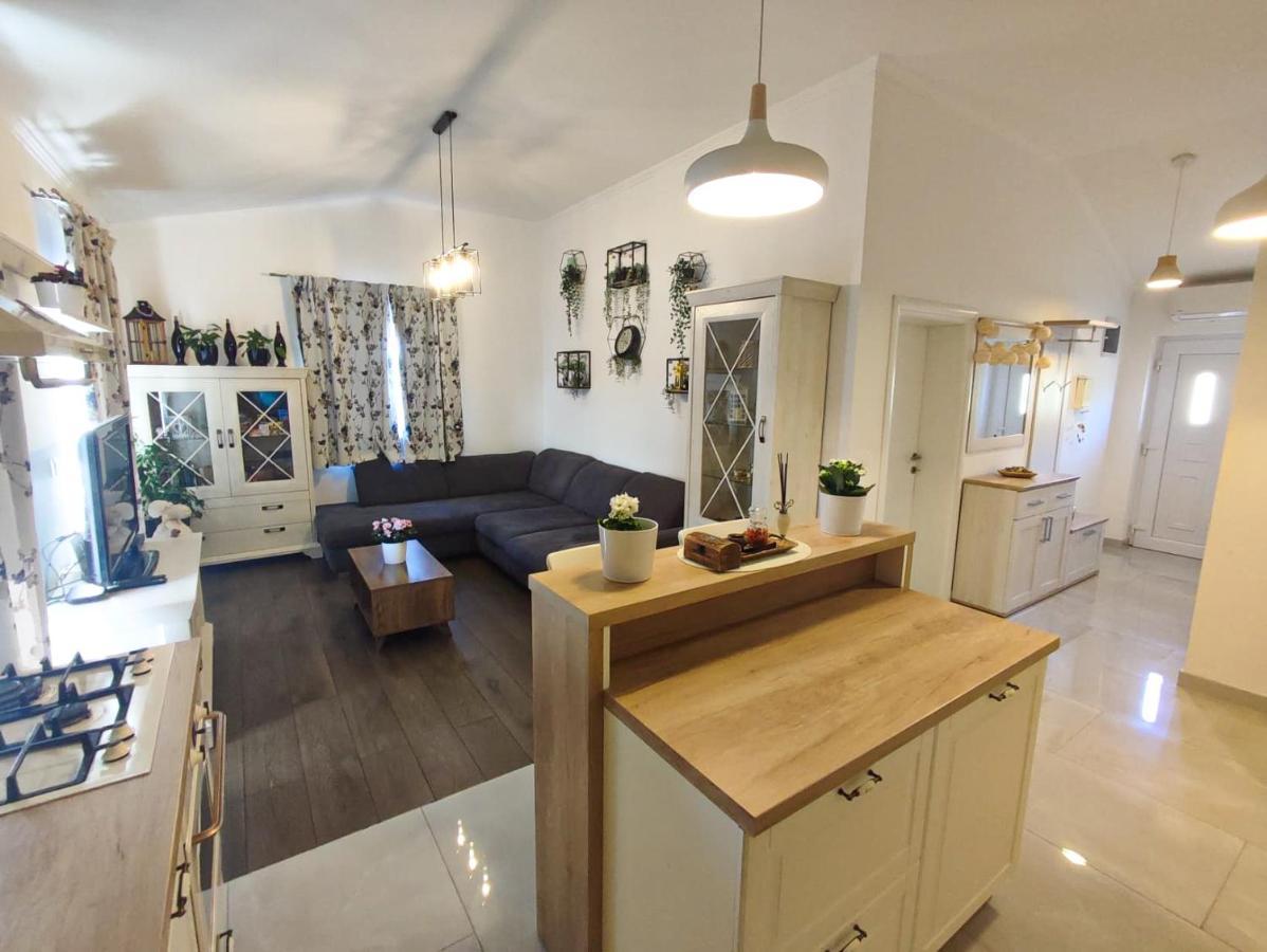 Apartments Amfora - Cozy And Modern Apartments For Up To 15 People, 100M From The Sea And Beach Стара-Новаля Экстерьер фото
