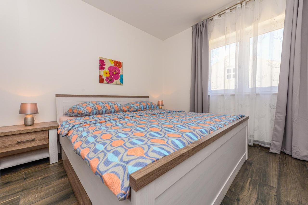Apartments Amfora - Cozy And Modern Apartments For Up To 15 People, 100M From The Sea And Beach Стара-Новаля Экстерьер фото