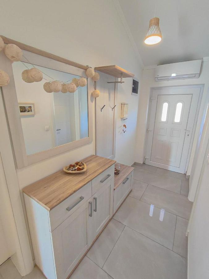 Apartments Amfora - Cozy And Modern Apartments For Up To 15 People, 100M From The Sea And Beach Стара-Новаля Экстерьер фото