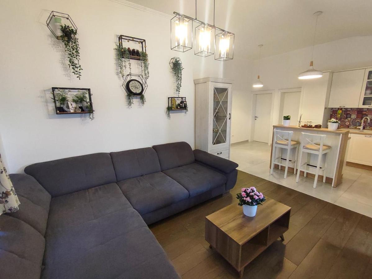 Apartments Amfora - Cozy And Modern Apartments For Up To 15 People, 100M From The Sea And Beach Стара-Новаля Экстерьер фото