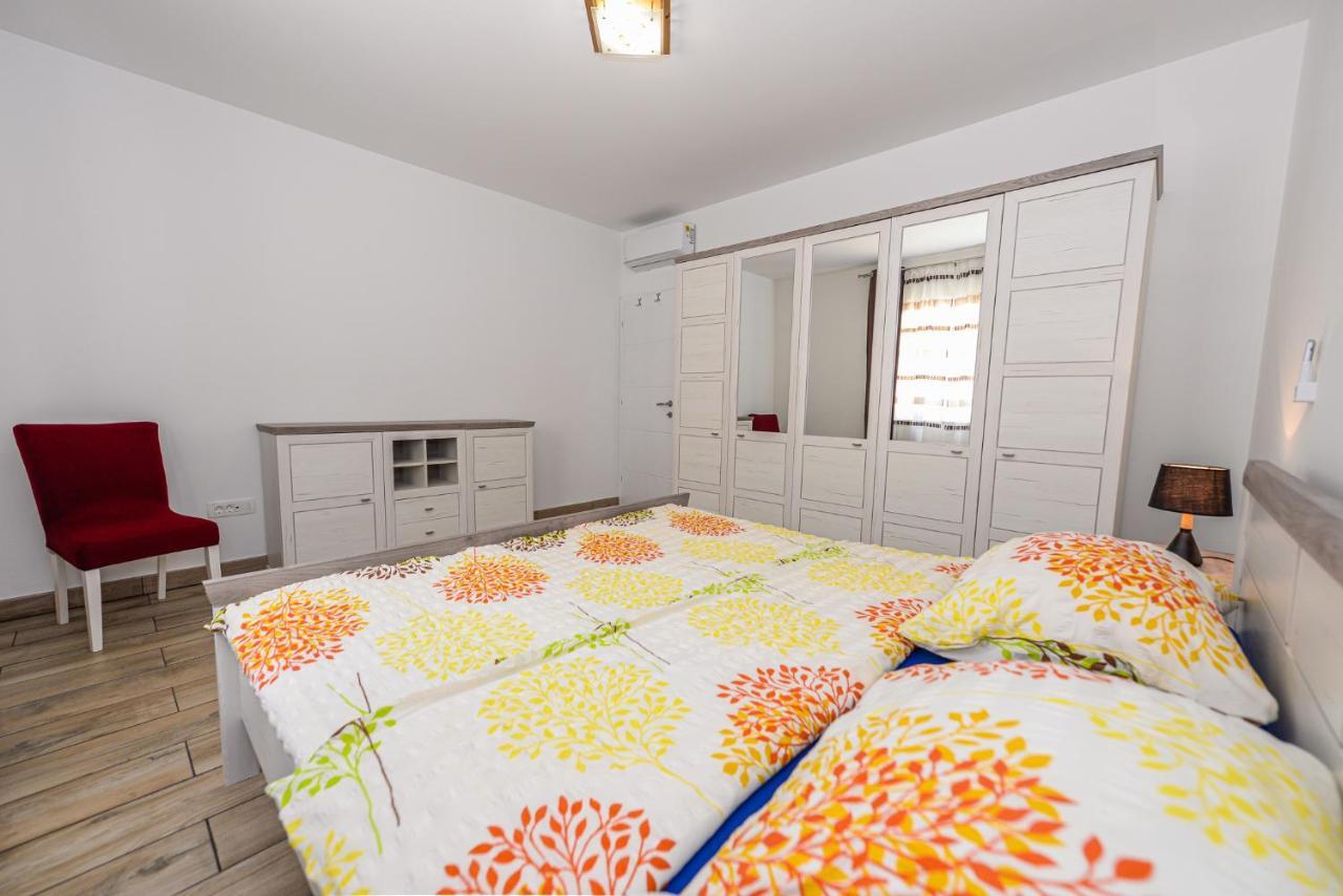 Apartments Amfora - Cozy And Modern Apartments For Up To 15 People, 100M From The Sea And Beach Стара-Новаля Экстерьер фото