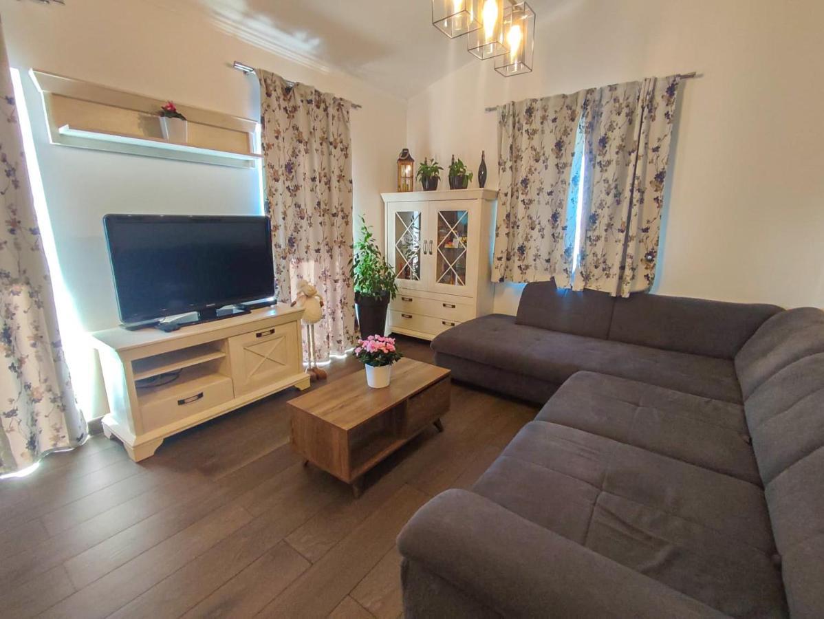 Apartments Amfora - Cozy And Modern Apartments For Up To 15 People, 100M From The Sea And Beach Стара-Новаля Экстерьер фото