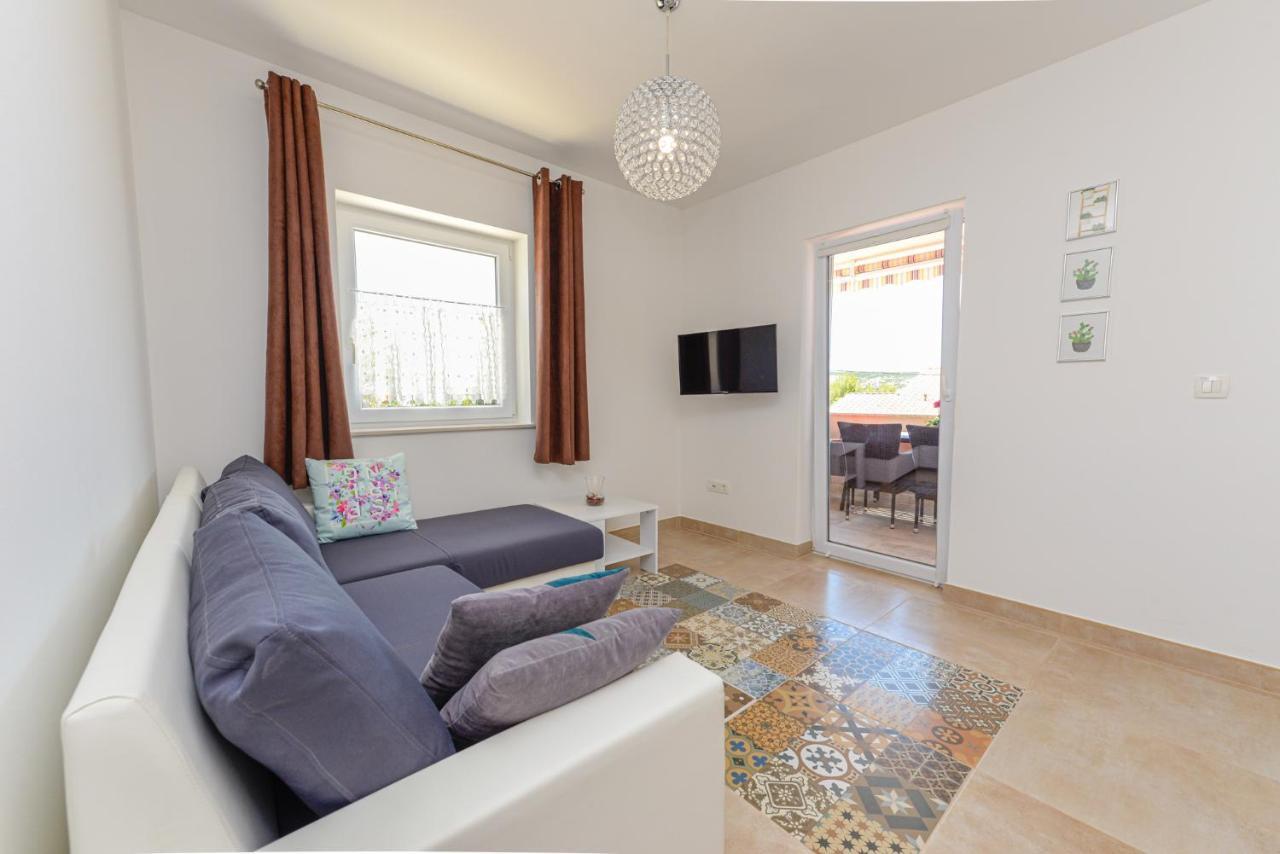 Apartments Amfora - Cozy And Modern Apartments For Up To 15 People, 100M From The Sea And Beach Стара-Новаля Экстерьер фото