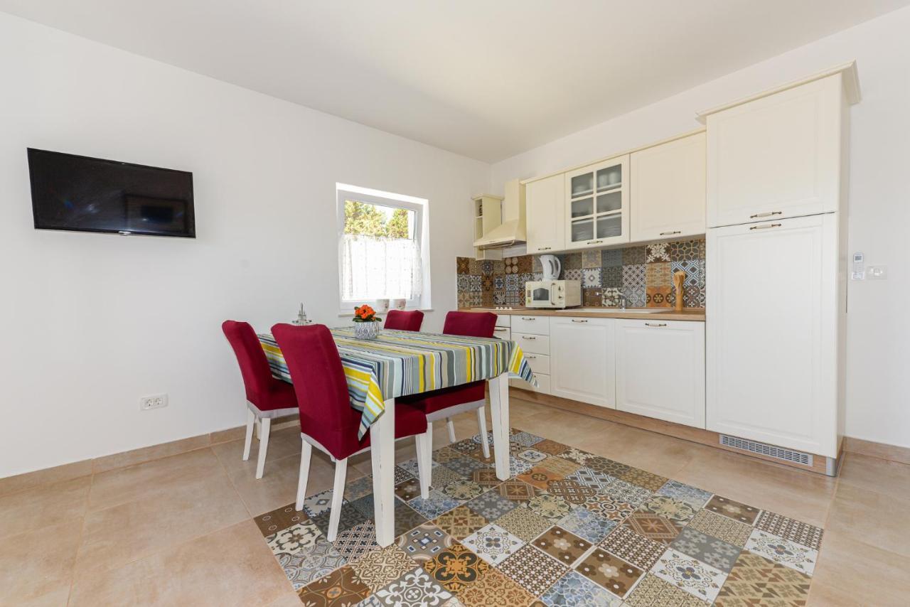 Apartments Amfora - Cozy And Modern Apartments For Up To 15 People, 100M From The Sea And Beach Стара-Новаля Экстерьер фото